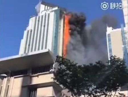 Пожар небоскреба в Нанкине. Кадр телеканала "Звезда"